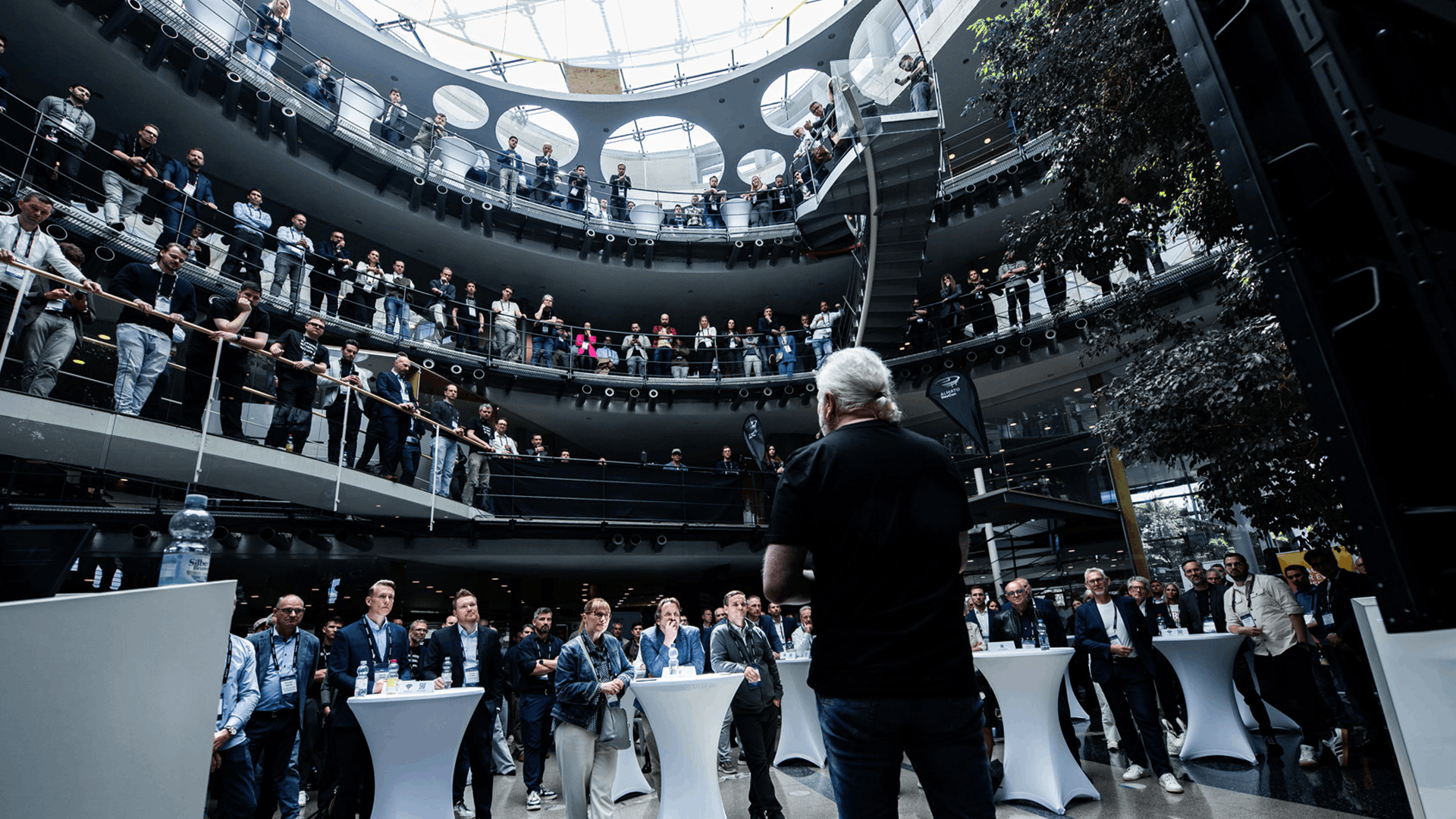 Almato_Webassets_DevCon_Stage_1920x1080 (komprimiert)